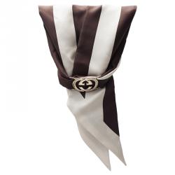 مملوكة مسبقًا وشاح غوتشي باندو حرير بني بالشعار GG بمشبك
