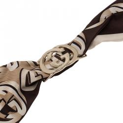 مملوكة مسبقًا وشاح غوتشي باندو حرير بني بالشعار GG بمشبك