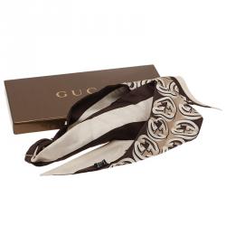 مملوكة مسبقًا وشاح غوتشي باندو حرير بني بالشعار GG بمشبك