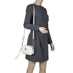 مملوكة مسبقًا حقيبة كروس غوتشي ميني GG مارمونت جلد ماتيلاس أبيض 