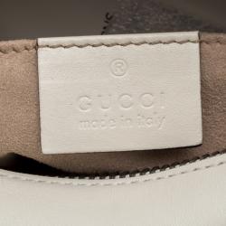 مملوكة مسبقًا حقيبة كروس غوتشي ميني GG مارمونت جلد ماتيلاس أبيض 