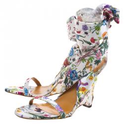 Pre Owned صندل بحزام للكاحل غوتشي ساتان طبعة الورود كعب روكي مقاس 38.5