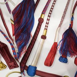 مملوكة مسبقًا وشاح غوتشي حرير نقوش متعددة الألوان بيضاء مربع