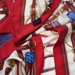 مملوكة مسبقًا وشاح غوتشي حرير نقوش متعددة الألوان بيضاء مربع