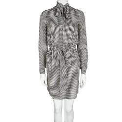 مملوكة مسبقًا فستان قميص غوتشي حرير كاروهات مونوكرومي مطبوع بوشاح وحزام S