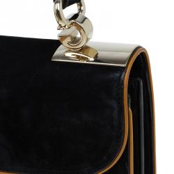 مملوكة مسبقًا حقيبة كتف غوتشي قلاب G دابل 1973 متوسطة سويدي أسود