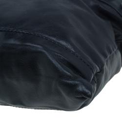 مملوكة مسبقًا Gucci Black Calfskin Leather Metal Studs Clutch