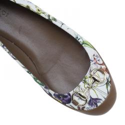 مملوكة مسبقًا حذاء فلات غوتشي نقوش أزهار حلية هورسبت أبيض مقاس 36.5