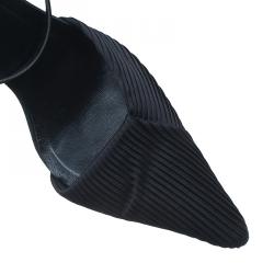 Pre Owned صندل غوتشي بطيات و جلد بحزام للكاحل ومقدمة مدببة ساتان أسود مقاس 37.5