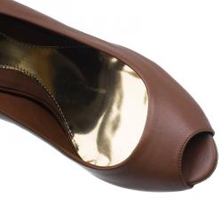 مملوكة مسبقًا Gucci Brown Leather Sofia Peep Toe Platform Pumps Size 39