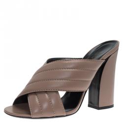 مملوكة مسبقًا صندل سلايد غوتشي سيورمتعاكسة جلد بيج مقاس 40.5