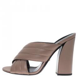 مملوكة مسبقًا صندل سلايد غوتشي سيورمتعاكسة جلد بيج مقاس 40.5