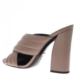 مملوكة مسبقًا صندل سلايد غوتشي سيورمتعاكسة جلد بيج مقاس 40.5