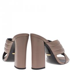 مملوكة مسبقًا صندل سلايد غوتشي سيورمتعاكسة جلد بيج مقاس 40.5