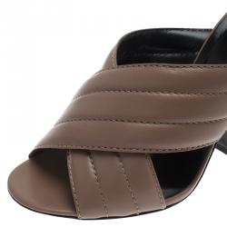 مملوكة مسبقًا صندل سلايد غوتشي سيورمتعاكسة جلد بيج مقاس 40.5