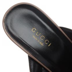 مملوكة مسبقًا صندل سلايد غوتشي سيورمتعاكسة جلد بيج مقاس 40.5