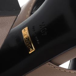 مملوكة مسبقًا صندل سلايد غوتشي سيورمتعاكسة جلد بيج مقاس 40.5