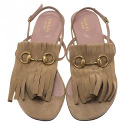 مملوكة مسبقًا Gucci Beige Suede Becky Horsebit Fringe Thong Sandals Size 37.5