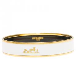 مملوكة مسبقًا سوار هيرمس مطلي ذهب مينا بيضاء بالشعار مقاس 21 سم