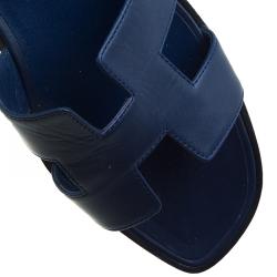 م�ملوكة مسبقًا Hermes Navy Blue Leather Oran Sandals Size 39