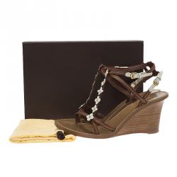 مملوكة مسبقًا Louis Vuitton Brown and White Leather Flower Detail Wedge Sandals Size 40.5
