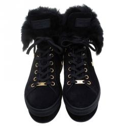 مملوكة مسبقًا حذاء رياضي لوي فيتون سويدي أسود وفرو بعنق مرتفع مقاس 38.5