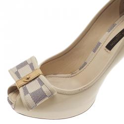 مملوكة مسبقًا Louis Vuitton Cream Patent Damier Azure Valentine Peep Toe Pumps Size 36