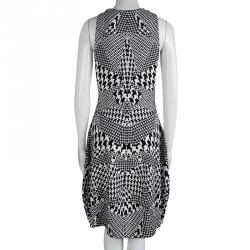 Pre Owned فستان أم سي كيو باي اليكساندر ماكوين هاوندزتوث تريكو بدون أكمام مونوكرومي XL 