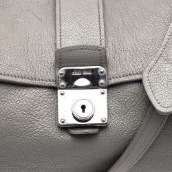 مملوكة مسبقًا حقيبة ميو ميو يد علوية جلد رصاصية