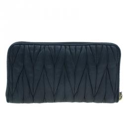 مملوكة مسبقًا Miu Miu Black Leather Matelasse Wallet