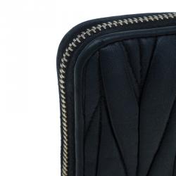 مملوكة مسبقًا Miu Miu Black Leather Matelasse Wallet