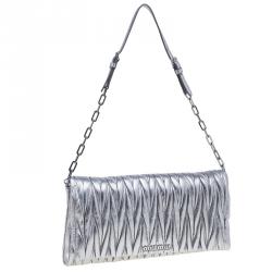 مملوكة مسبقًا حقيبة يد صغيرة ميو ميو أزاليا ماتلاس جلد فضي ميتاليك