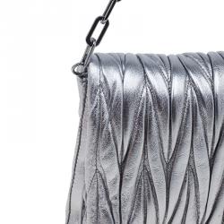مملوكة مسبقًا حقيبة يد صغيرة ميو ميو أزاليا ماتلاس جلد فضي ميتاليك