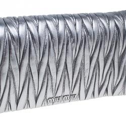 مملوكة مسبقًا حقيبة يد صغيرة ميو ميو أزاليا ماتلاس جلد فضي ميتاليك