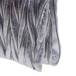 مملوكة مسبقًا حقيبة يد صغيرة ميو ميو أزاليا ماتلاس جلد فضي ميتاليك