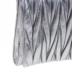 مملوكة مسبقًا حقيبة يد صغيرة ميو ميو أزاليا ماتلاس جلد فضي ميتاليك