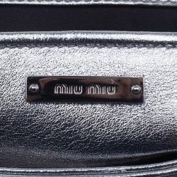 مملوكة مسبقًا حقيبة يد صغيرة ميو ميو أزاليا ماتلاس جلد فضي ميتاليك