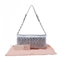 مملوكة مسبقًا حقيبة يد صغيرة ميو ميو أزاليا ماتلاس جلد فضي ميتاليك