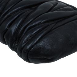 مملوكة مسبقًا Miu Miu Black Matelasse Leather Wristlet Clutch 