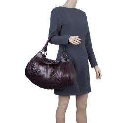 مملوكة مسبقًا حقيبة يد هوبو ميو ميو بغطاء بطيات بني