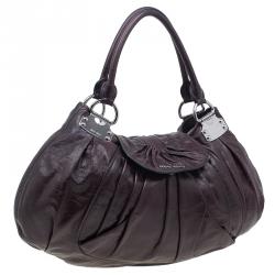 مملوكة مسبقًا حقيبة يد هوبو ميو ميو بغطاء بطيات بني