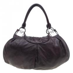 مملوكة مسبقًا حقيبة يد هوبو ميو ميو بغطاء بطيات بني