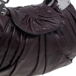 مملوكة مسبقًا حقيبة يد هوبو ميو ميو بغطاء بطيات بني