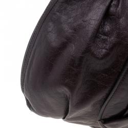 مملوكة مسبقًا حقيبة يد هوبو ميو ميو بغطاء بطيات بني