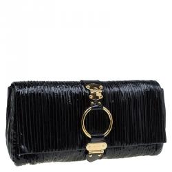 مملوكة مسبقًا جقيبة كلتش ميو ميو بليس جلد أسود لامع