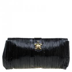 مملوكة مسبقًا جقيبة كلتش ميو ميو بليس جلد أسود لامع