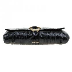 مملوكة مسبقًا جقيبة كلتش ميو ميو بليس جلد أسود لامع