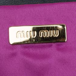 مملوكة مسبقًا جقيبة كلتش ميو ميو بليس جلد أسود لامع