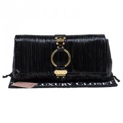 مملوكة مسبقًا جقيبة كلتش ميو ميو بليس جلد أسود لامع