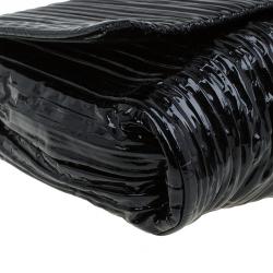 مملوكة مسبقًا جقيبة كلتش ميو ميو بليس جلد أسود لامع